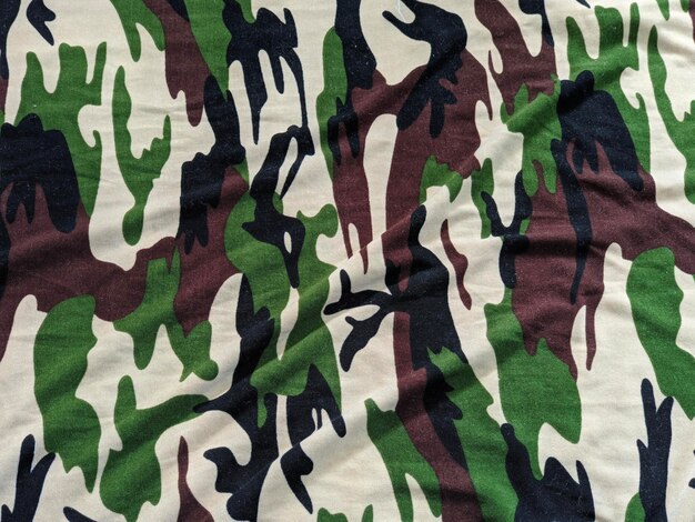 Un tissu camouflage avec un motif noir et vert