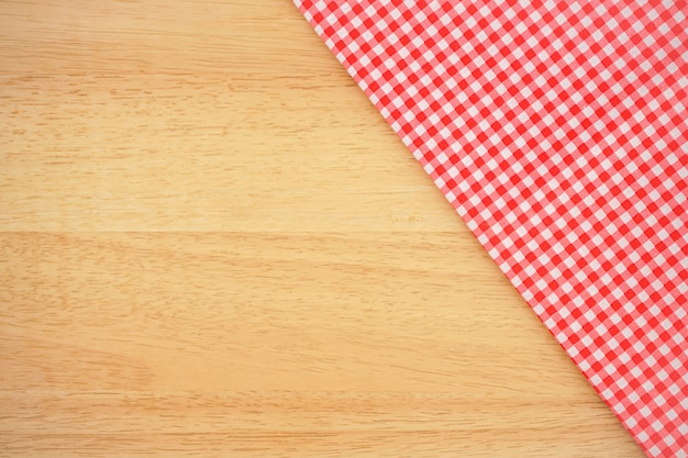 Tissu à carreaux rose classique ou nappe sur un bureau en bois