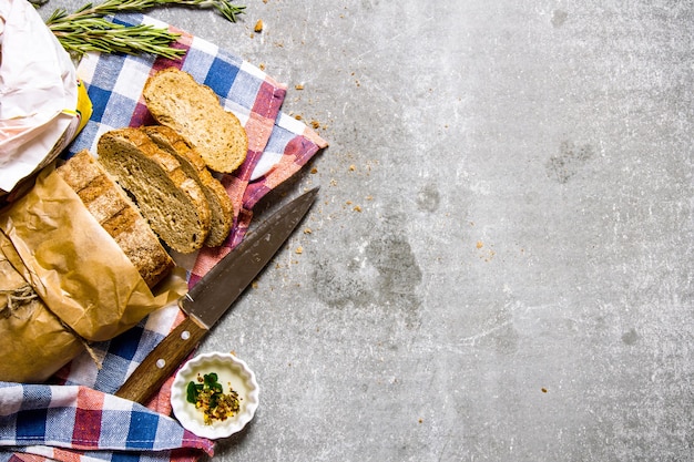 Le tissu sur ciabatta avec du romarin et un couteau.