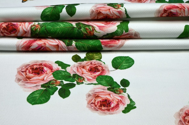 Photo tissu en coton avec ornement géométrique de roses et de papillons