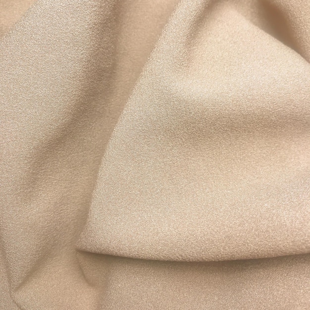 Un tissu de couleur beige avec une rayure foncée.
