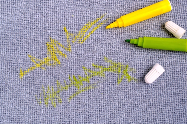 Tissu dessiné sur le canapé avec des crayons lumineux concept de tache de la vie quotidienne