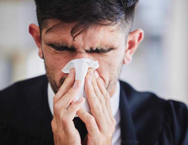 Tissu d'homme d'affaires malade et se moucher pour les allergies au froid et au virus au bureau
