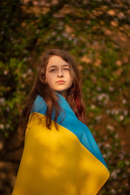 Tissu jaune et bleu sur la fille La fille se tient debout avec le drapeau ukrainien