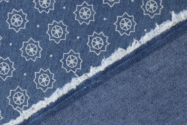 Tissu jeans fin bleu avec imprimé blanc