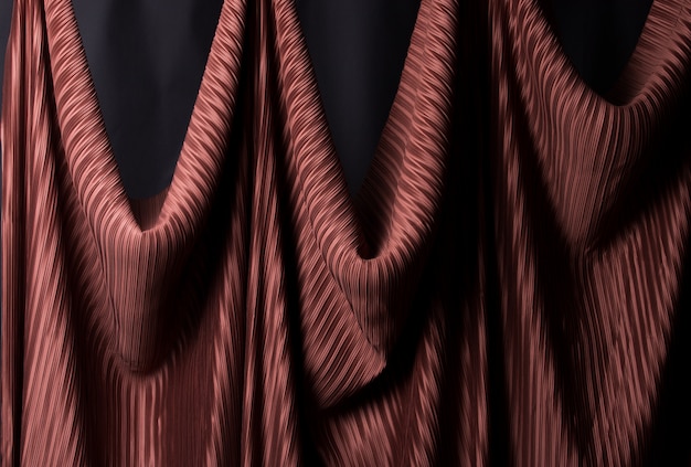 Tissu plissé dans un drapé long avec ombre