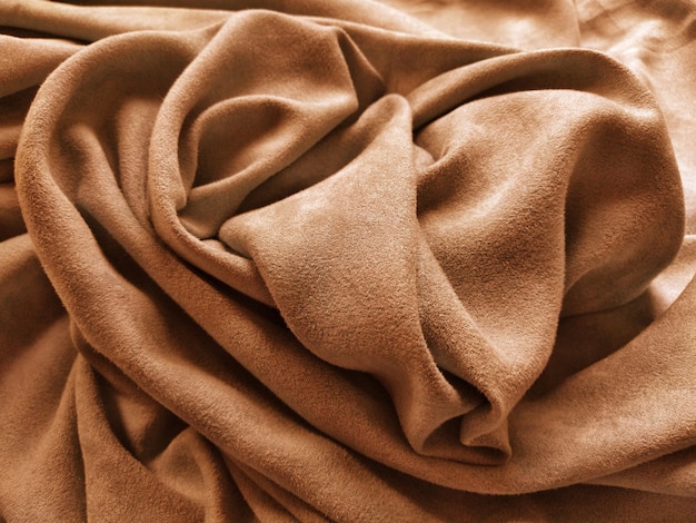 Tissu pour rideaux et rideaux Belle couleur marron terre cuite Velours doux avec du velours Le matériau du rideau est négligemment plié sur une surface horizontale Échantillon de tissu Option de design d'intérieur