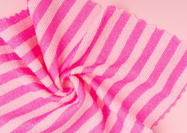 Tissu rayé rose parfait pour le fond.