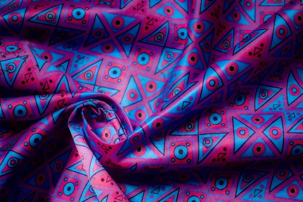 Un tissu rose et bleu avec un motif triangle.