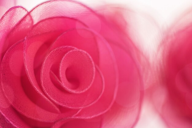 Tissu rose avec des fleurs multicolores, fabriqué avec un dégradé pour le fond et les cartes postales