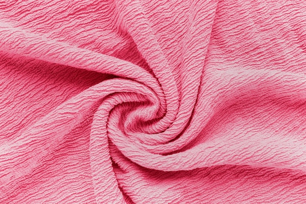 Tissu rose à texture plissée Fond abstrait dans la couleur tendance de l'année 2023 Viva Magenta