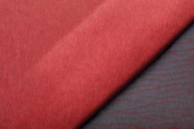 Un tissu rouge et noir avec une bande rouge foncé.