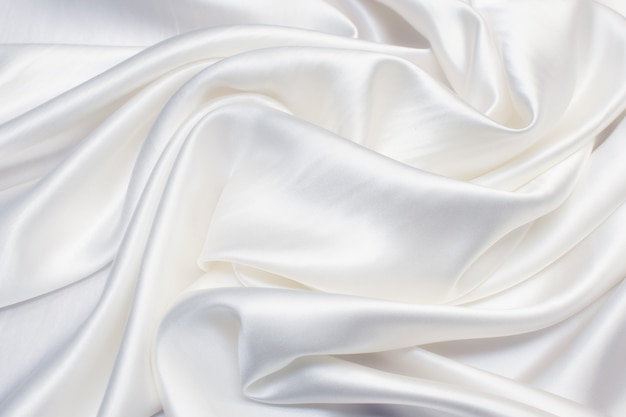 Tissu en soie, taffetas, couleur laiteuse dans une disposition artistique