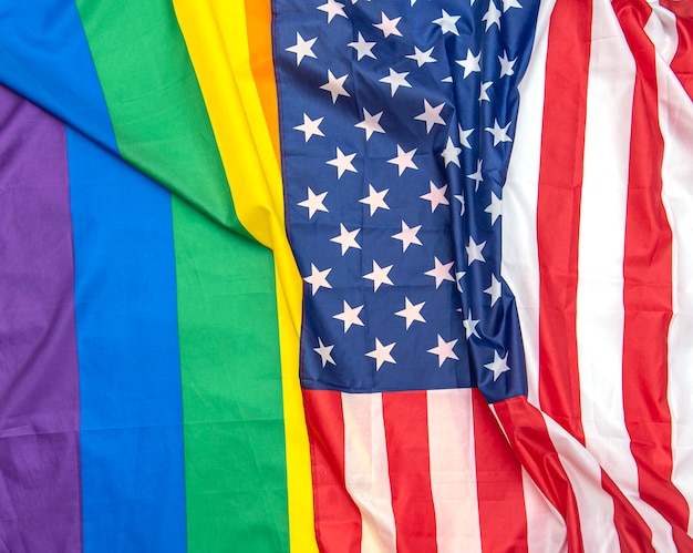 Tissu USA et drapeaux arc-en-ciel de la fierté gay comme arrière-plan, photo concept