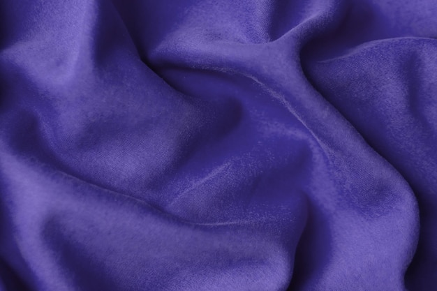 Tissu avec des vagues colorées en couleur violette de l'année 2022. Couleur tendance très péri. Toile de fond en tissu, texture en tissu, vue d'en haut.