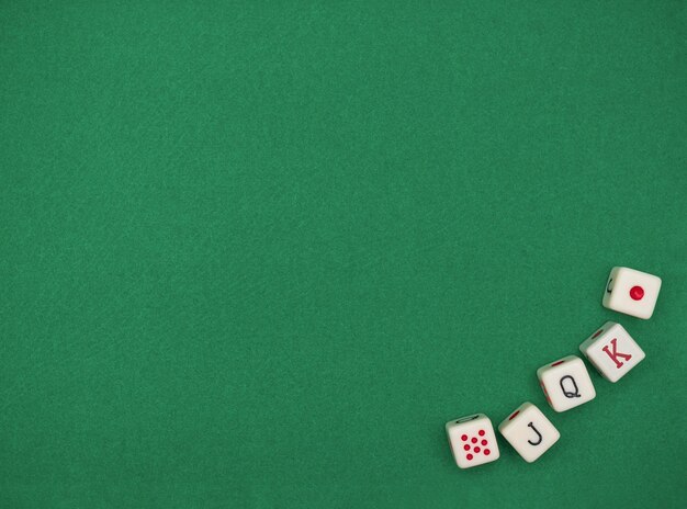 Photo les dés sur le tissu vert de la table de jeu jeu de dés yahtzee poker