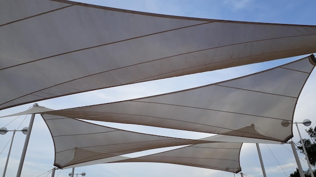 Tissus pour couvrir le soleil et faire des ombres aux formes triangulaires