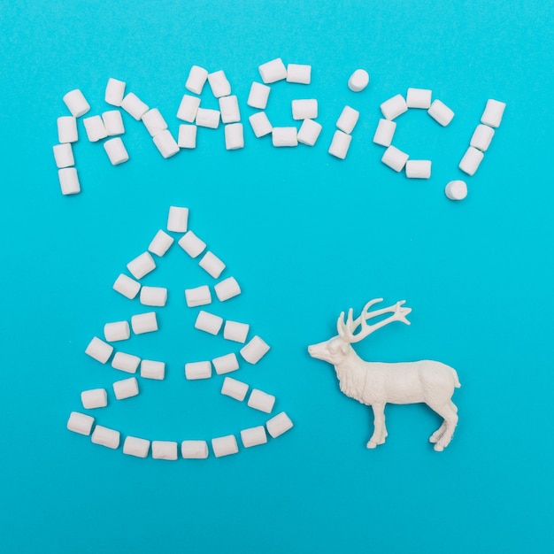 Titre magique de marshmallow. Arbre de Noël et animaux