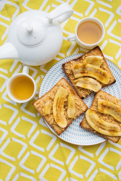 Toast au beurre d'arachide et banane frite, délicieux petit déjeuner