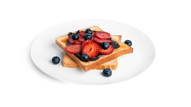 Toast au chocolat et baies isolés sur blanc.