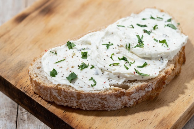 Toast au fromage à la crème sur une planche à découper