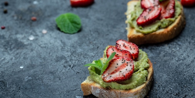 Toast au guacamole, fraises et graines de chia