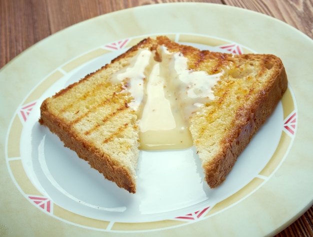 Toast au lait - petit-déjeuner de pain grillé dans du lait chaud avec du sucre et du beurre dans la région de la Nouvelle-Angleterre