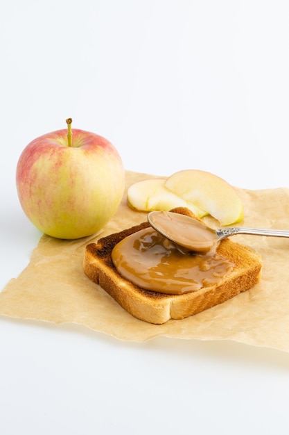 Toast au miel de caillé de fromage et collation de pomme rouge manger propre