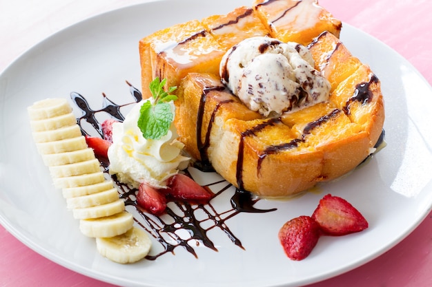 Toast au miel avec fruits et glace