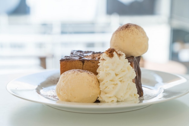 toast au miel avec glace vanille et chocolat