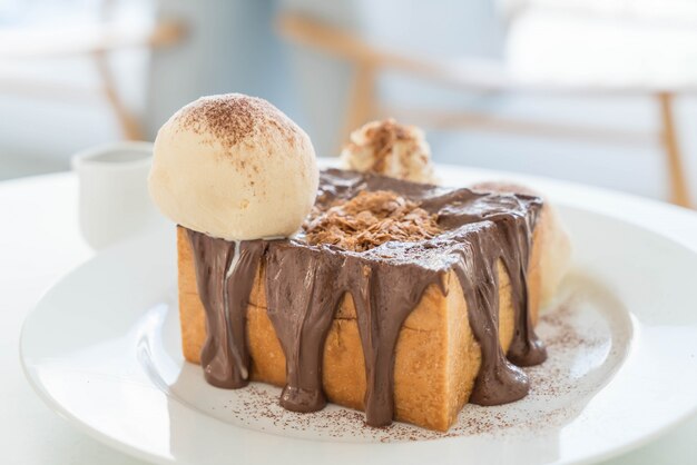 toast au miel avec glace vanille et chocolat