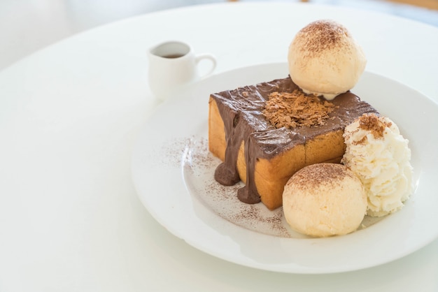 toast au miel avec glace vanille et chocolat