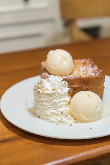 toast au miel avec glace à la vanille