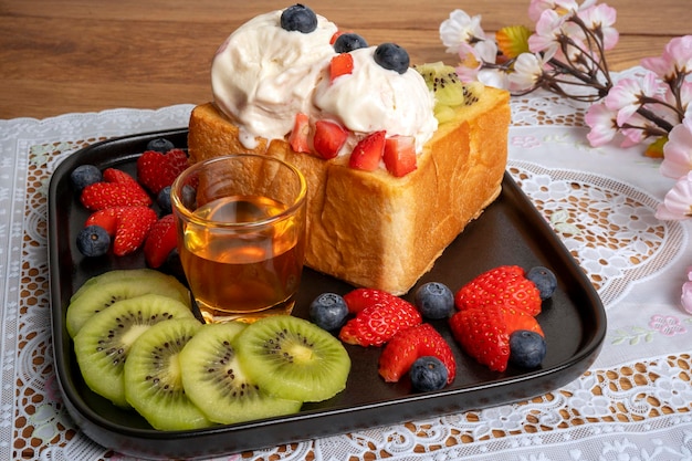 Toast au miel Se compose de pain garni de miel et de crème glacée