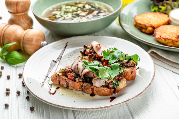 Toast au pesto de jambon et légumes