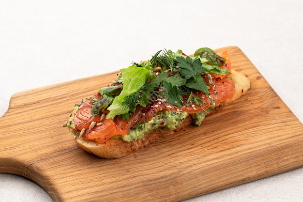 Un toast au petit déjeuner avec du saumon et de l'avocat.