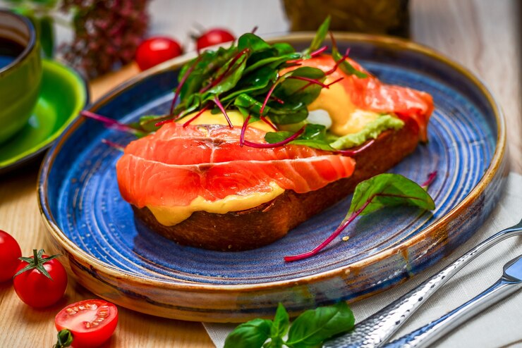 Photo toast au saumon, œuf poché et avocat sur une assiette. petit déjeuner au restaurant