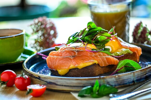 Toast Au Saumon, œuf Poché Et Avocat Sur Une Assiette. Petit Déjeuner Au Restaurant