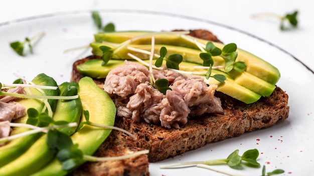 Toast au thon en conserve avocat microgreen Délicieux petit-déjeuner ou collation Vue de dessus