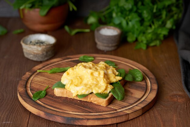 Toast aux oeufs brouillés