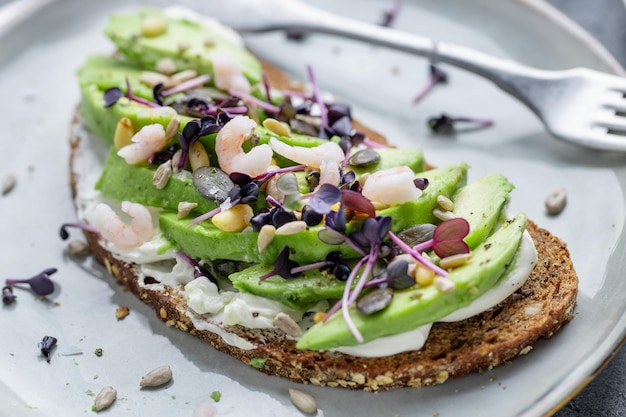 Toast à l'avocat sur assiette