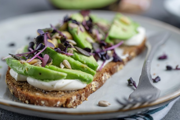 Toast à l'avocat sur assiette