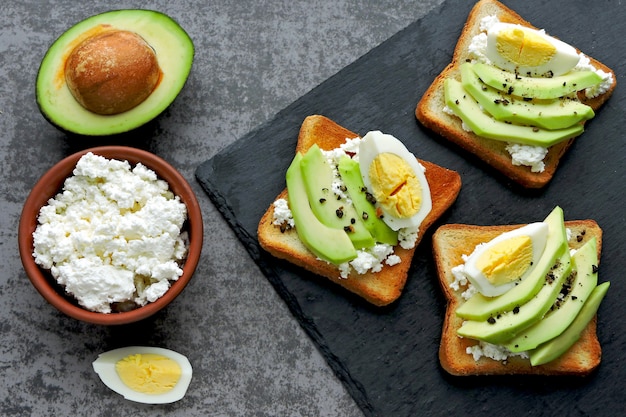 toast à l'avocat et au fromage blanc avec œuf. Régime céto. Collation céto ou petit déjeuner.