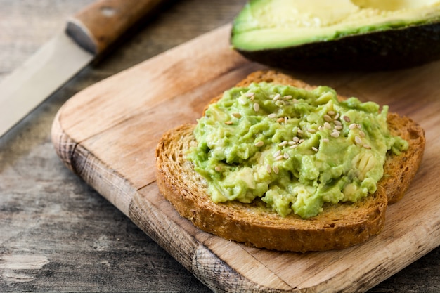 toast d'avocat aux graines de sésame sur table en bois