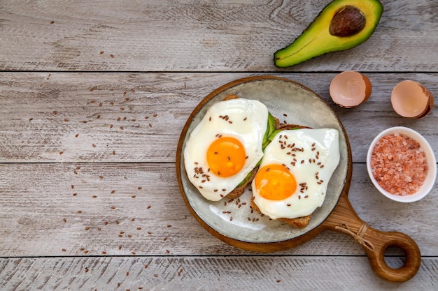 Toast à l'avocat et aux œufs sur du pain de grains entiers Aliments sains riches en graisses saines protéines antioxydants fibres