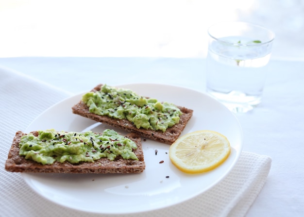 Toast à l'avocat et eau propre.