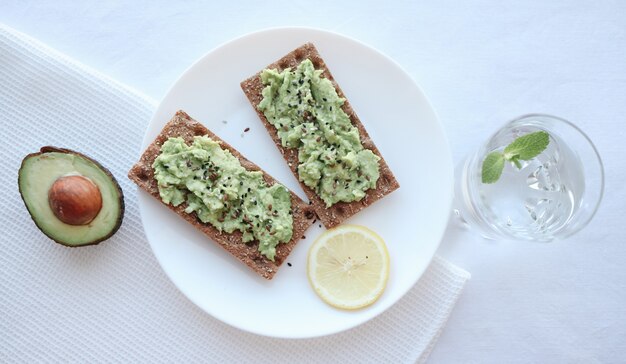 Toast à l'avocat et eau propre.