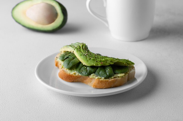 Un toast d'avocat fait maison et une tasse de café.