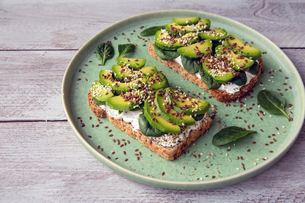 Toast à l'avocat fromage cottage épinards graines de sésame graines de lin Alimentation saine riche en fibres oligo-éléments acides oméga lipides insaturés