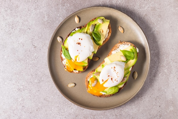 Toast avec avocat, fromage à la crème, pain de seigle et œuf poché.